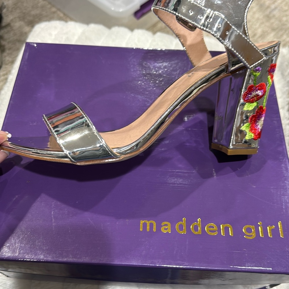 NIB Madden Girl Silver Sandals with embroidered heels | Size 10 | poppy flowers